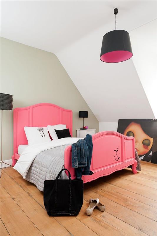 pobarvajte staro leseno posteljo, rožnato kot barvo starševske spalnice, prvotno idejo za okrasitev spalnice za odrasle ženske