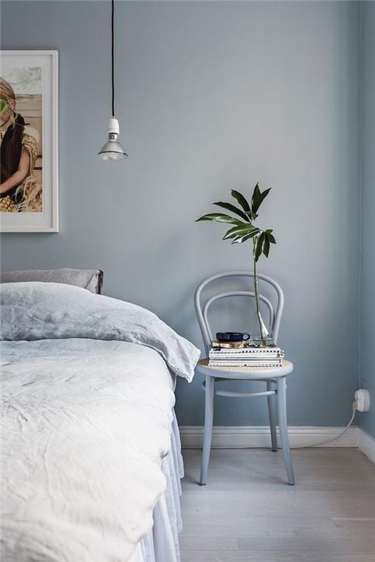suaugusiųjų miegamojo išdėstymas su mėlyna pilka siena, papuošimas paprastam, bet jaukiam pagrindiniam miegamajam