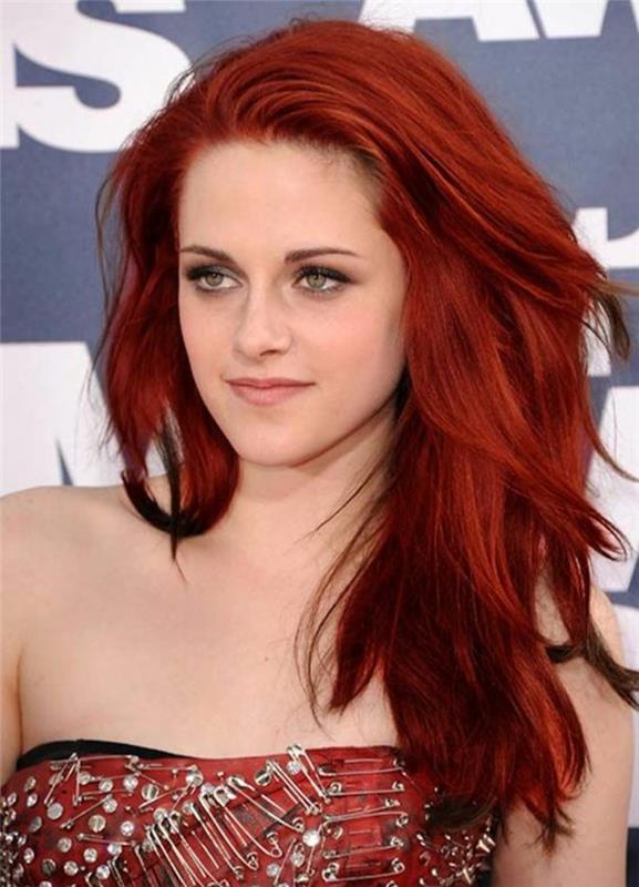 raudonmedžio plaukų spalva, kokią plaukų spalvą pasirinkti, lygios sruogos, ryškūs plaukai, mėlynos akys, vakarėlio ir vakaro išvaizda