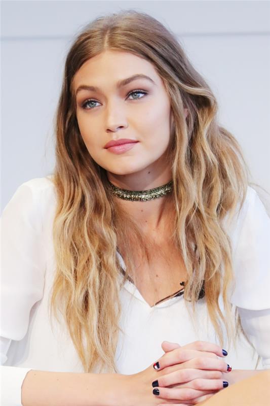 saç rengini değiştir, Gigi Hadid, siyah manikür, hangi saç rengi, kahverengi kökler