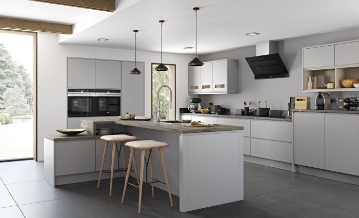 çıplak ahşap kirişli beyaz tavan, adalı çağdaş mutfak dekoru, gri ve beyaz mutfak modeli