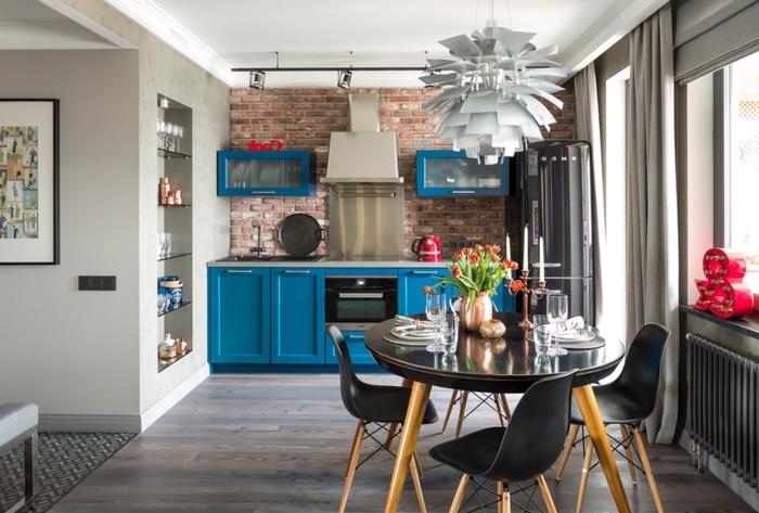 gri ve siyah dokunuşlarla ilişkilendirilen mavi bir atölye tarzı mutfak, mavi endüstriyel loft tarzı bir mutfağın duvarları için ne renk