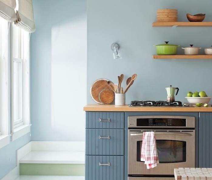açık mavi mutfak boya renkleri, ahşap tezgahlı ve raflı mavi gri mutfak dolapları, country şık tarzı