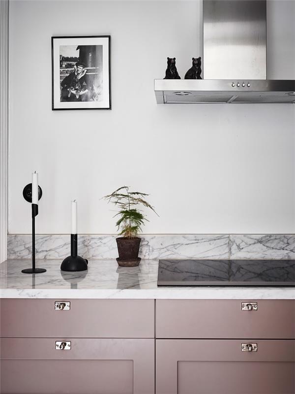 gri bir mutfağın duvarları için ne renk, mat pembe mobilyalarla soluk gri duvarları ve gri damarlı mermer bir sıçramayı birleştiren modern bir İskandinav tarzı mutfak