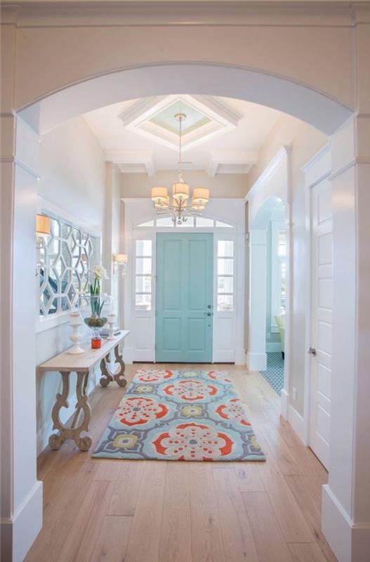 beyaz duvarlı kapılar için ne renk açık mavi ön kapılı ve çok renkli halılı bir koridor