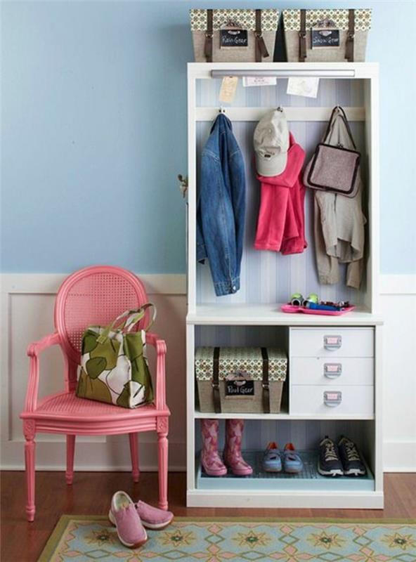 kaip papuošti koridorių pastelinės mėlynos, baltos ir rožinės spalvos, atvira balta IKEA drabužių spinta, senovinė kėdė, nudažyta rožine spalva, kilimas mėtų žalios, smėlio ir geltonos spalvos