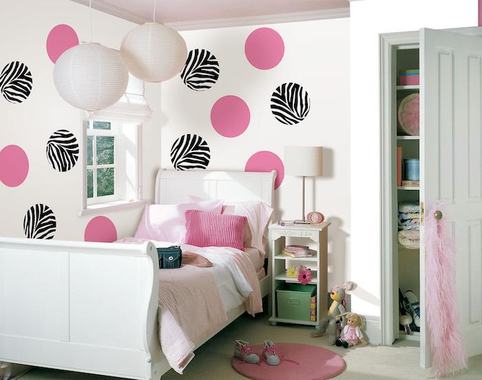 pembe lekeli ve zebra ile beyaz bir duvar boyamak için kız odası renk fikirleri