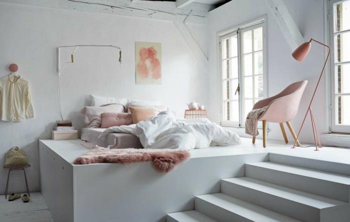 jaukus baltas miegamasis, rožinė kėdė, rožinė grindų lempa, ant sienos kabanti tapyba, du langai