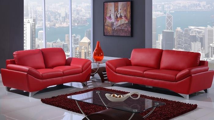 kakšno barvo povezati s sivim, modernim modelom rdečega kavča, bordo preprogo, leseno in stekleno mizico, sivo steno, lakirano belo tla