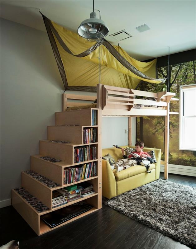bibliotekos laiptai, lova su geltona palapine, geltona sofa, purus pilkas kilimas