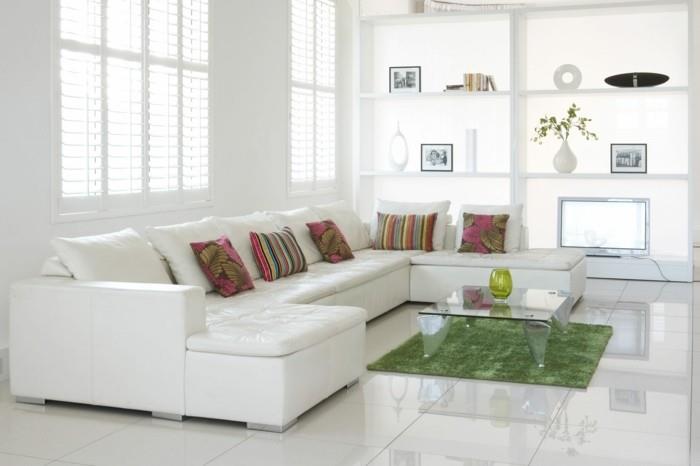 renk-boya-oturma odası-oturma odası için-seçilecek-boya-harika-fikir-beyaz-boya-kanepe-beyaz-yeşil-halı-ve-çok renkli-yastıklar
