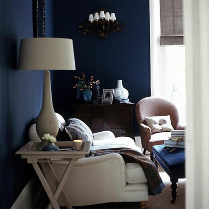 duvarlar için-koyu mavi-oturma odası-ve-bej-mobilyalar için-ne-boya-seçmeli