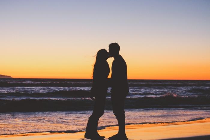 Nuostabi įsimylėjusios poros nuotrauka poros saulėlydžio vaizdas