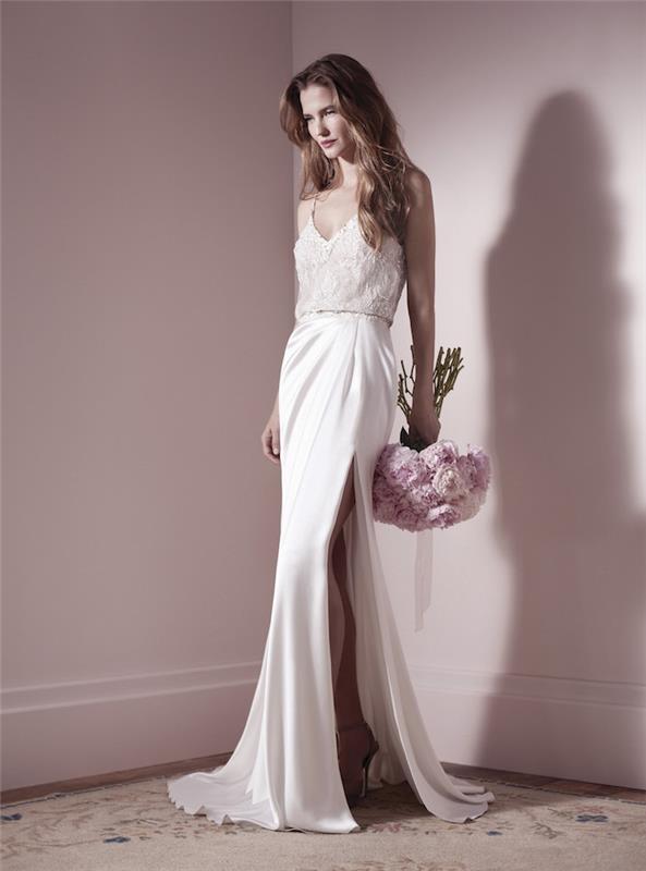 originali vestuvinė suknelė su aptemptu baltu sijonu ir nėrinių liemeniu, rožinė nuotakos puokštė