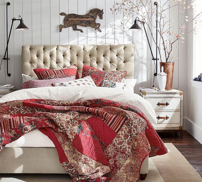 leseni konj za okrasitev oblazinjenega vzglavja, rdeče -bela posteljnina, vintage nočna omarica, stene z belimi ploščami