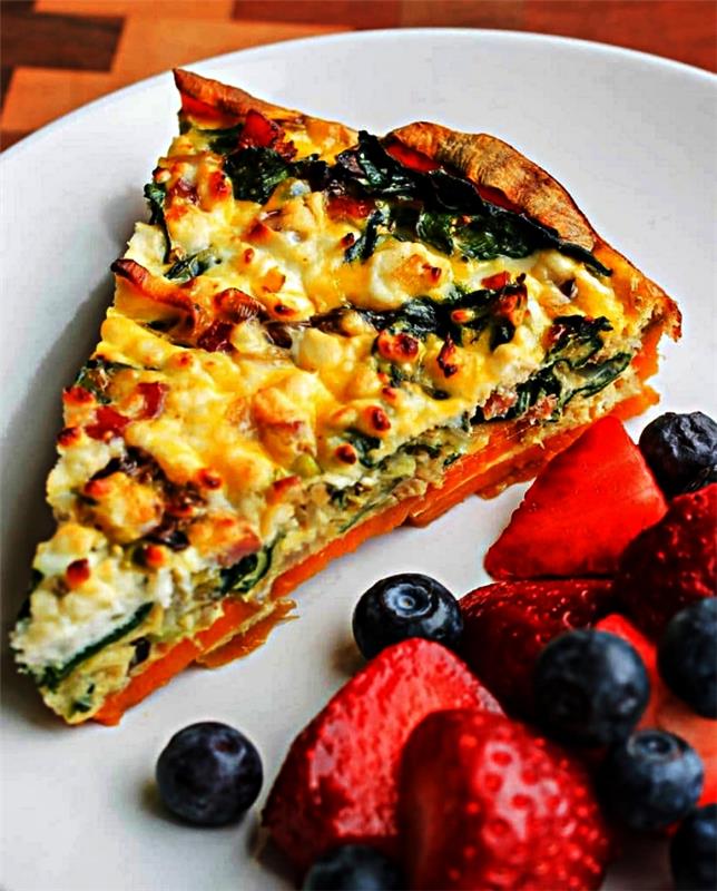 kumpis, porai ir feta quiche ant saldžiųjų bulvių pagrindo tešlai