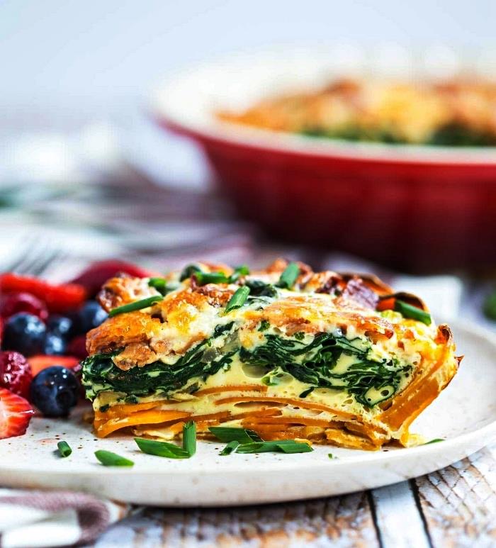 špinatų ir šoninės quiche receptas, paruoštas be tešlos, su saldžiųjų bulvių pagrindu