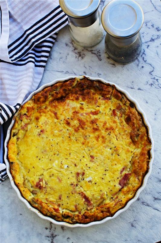 receptas be kumpio, grybų ir sūrio quiche tešlos, kiaušinių ir kumpio ar gratino patiekalo
