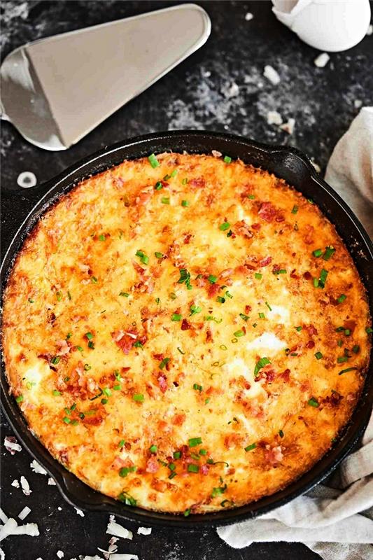 kaip padaryti quiche Lorraine be tešlos, lengvą quiche su šonine ir Gruyère sūriu, quiche keptuvėje be tešlos