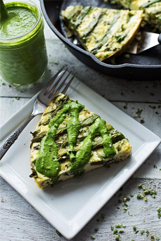 be glitimo žalios quiche receptas su smidrais, rukola ir žaliosiomis paprikomis, papuoštas tahini padažu ir jalapeno pipirais
