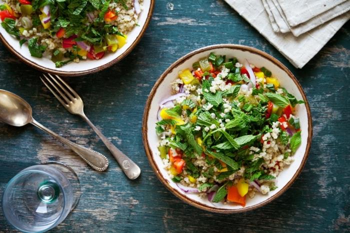 bulgur solata, z meto in zelenjavo, v belih skledah, 7 -dnevni načrt zdrave prehrane, modra kmečka miza