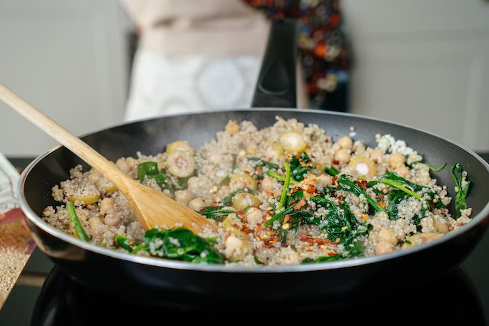 Padella sui fornelli, padella con quinoa e olive, quinoa con spinaci, idea per cena