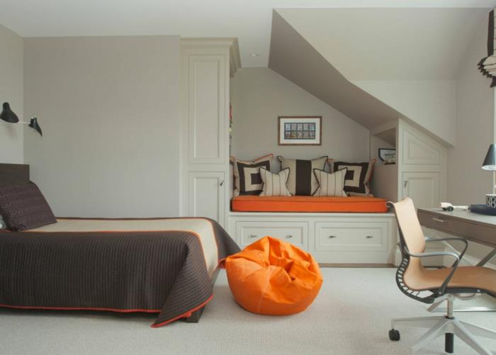 dnevno ležišče s shrambo, praktična miza, vrtljiv stol, oranžna talna blazina, siva spalnica