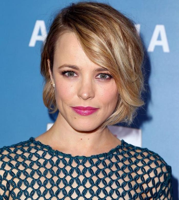 rachel mcadams s kratkim odbitkom na strani, svetlo rjavi lasje, mrežasta obleka