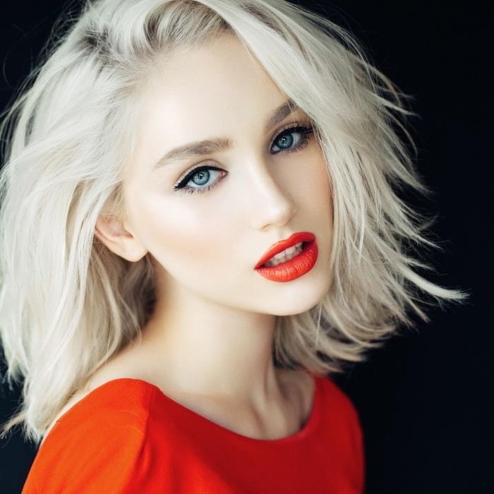 bela blond barva na temno rjavih osnovnih laseh, ličila za rdeče ustnice za modre oči s črnim črtalom za oči