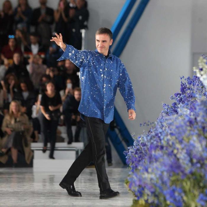 Calvin Klein'da yaratıcı yönetmen Raf Simons, Raf Simons modelisti için yeni, beyaz benekli mavi gömlekli tasarımcı erkek defilesi