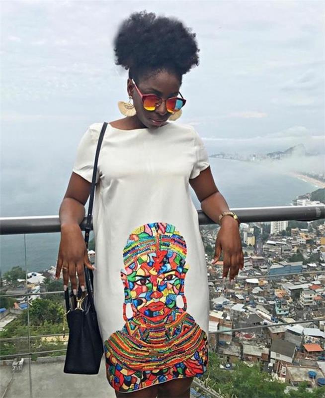 Tessuti africani on disegni colorati, ragazza con capelli ricci, vestito bianco fino al ginocchio
