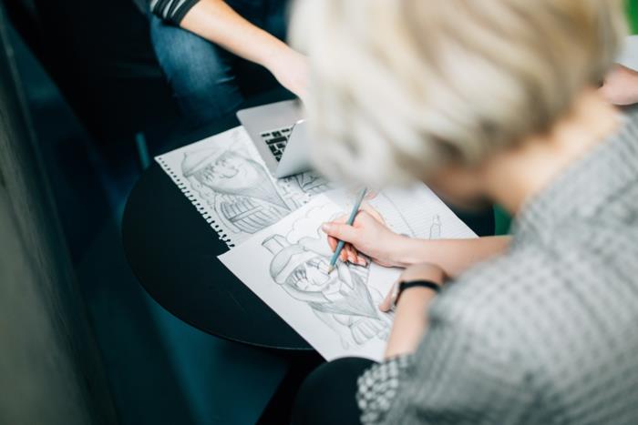 Disegno a matita, ragazza con capelli biondi, bloga figūra