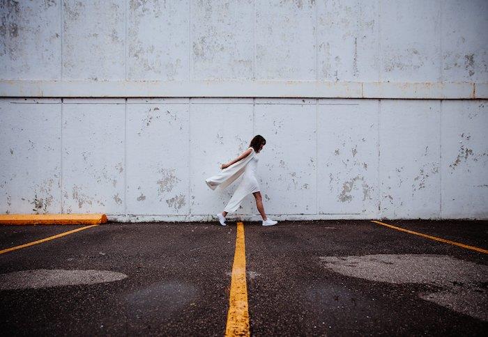 Ragazza con abito bianco, muro di colore grigio, tablet başına duvar kağıdı