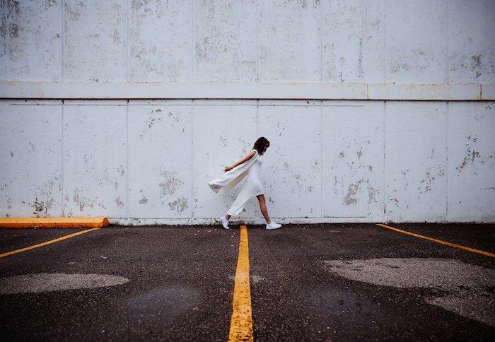 Ragazza con abito bianco, muro di colore grigio, tapetai per planšetinį kompiuterį