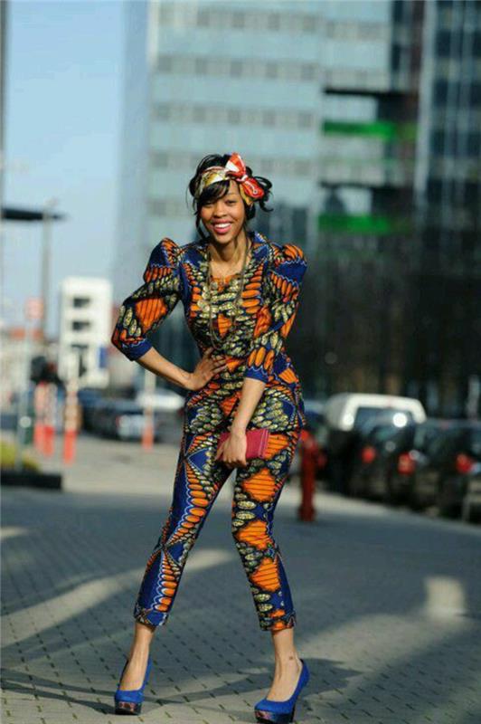 Abiti africani colorati, ragazza in strada con scarpe alte, ragazza con pantalone e giacca