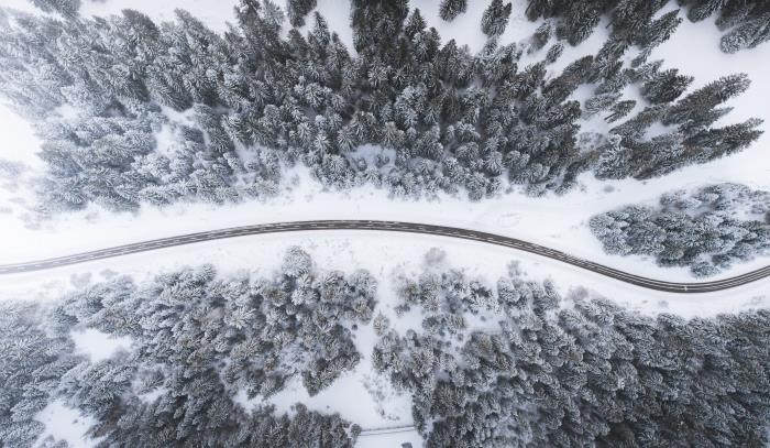 gražiausi gamtos tapetai, vaizdas iš paukščio skrydžio virš snieguoto spygliuočių medžių miško