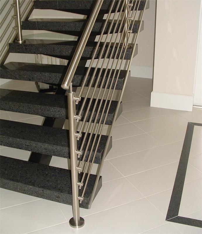 hišno stopnišče s kovinsko ograjo s cevmi iz nerjavečega jekla Francoska pritrditev