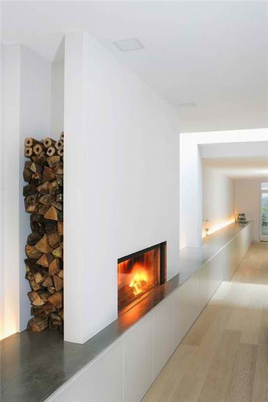 rąstinis stovas-siena-niša-interjeras-minimalistinis-baltas koridorius