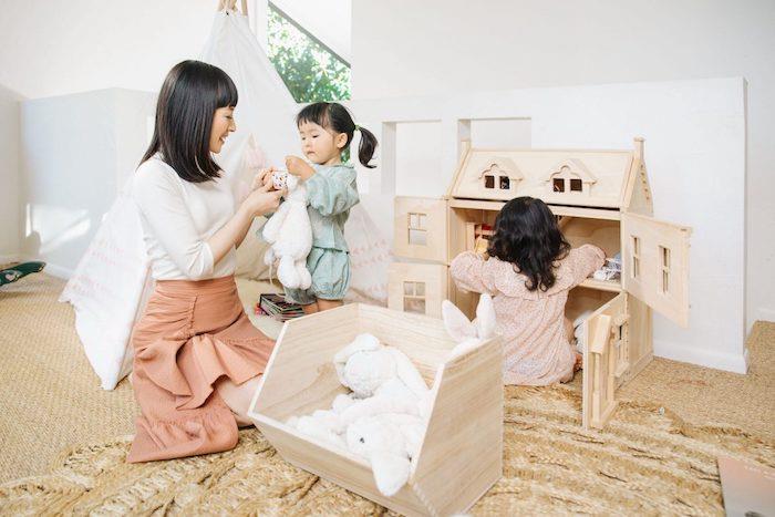 konmari spalnica za shranjevanje marie kondo s svojimi otroki na preprogi