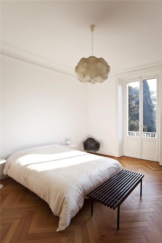shramba za enosobno spalnico z belimi stenami postelja z belimi odejami lesena tla