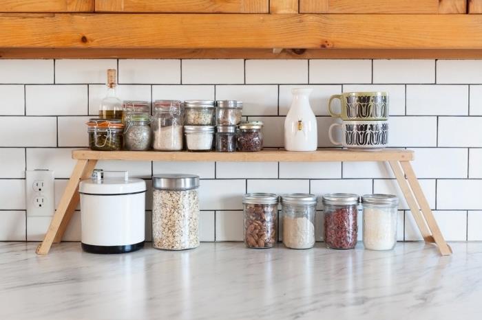 yerden tasarruf etmek için küçük mutfak düzeni fikri, örneğin küçük mutfağınızdaki alanı kavanozlarla nasıl düzenleyeceğiniz
