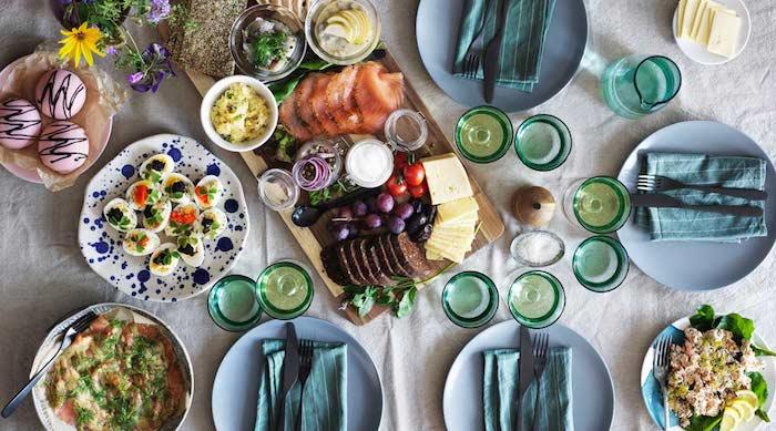 bir aile yemeği için masanın saklanması dekoratif tabak bir tepsi sebze ve sebze