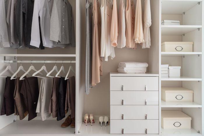 garderoba konmari za shranjevanje belih škatel s srajcami in hlačami v garderobi