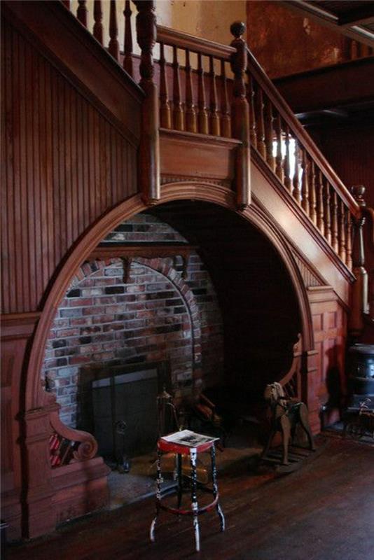 Laiptai-židinys-po laiptais-mediena-baras-kėdė-plyta-siena-mediena-laiptai