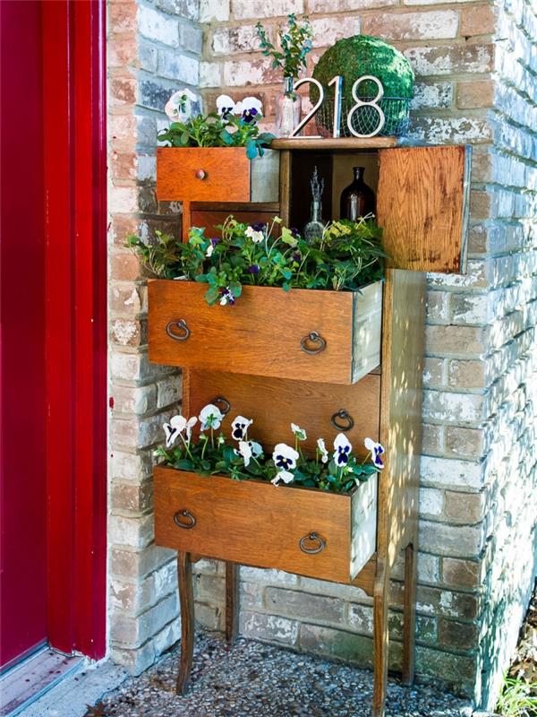 doma narejen dekor z recikliranim pohištvom, primer shranjevanja spomladanskega cvetja v stari leseni omari