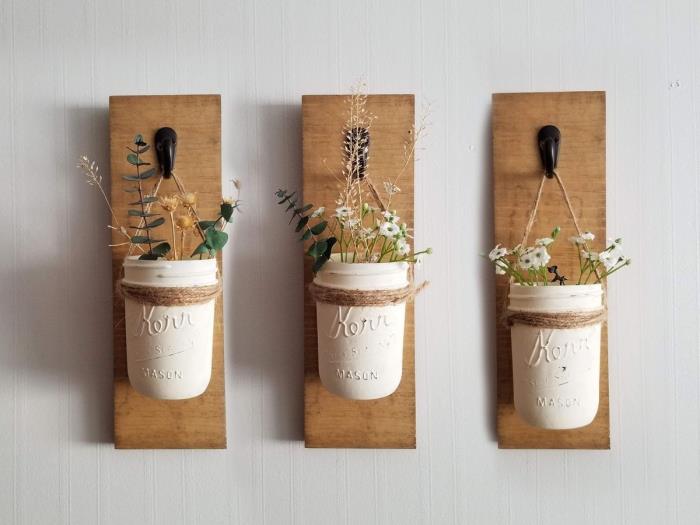 hitra in enostavna ročna dejavnost za odrasle, stenska dekoracija DIY z leseno desko in belo poslikano posodo kot cvetličnim loncem