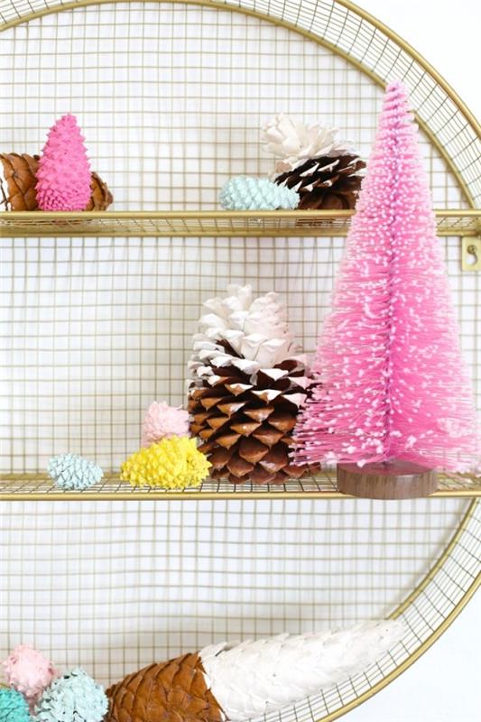 kako okrasiti dekliško sobo za božič, enostavna ideja za božično dekoracijo borovega storža, okrasne figurice iz barvnih borovih storžkov