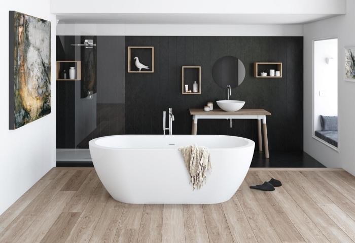 kokias spalvas susieti su anglies pilka, juoda ir balta vonios kambario modeliu su šviesaus medžio parketu
