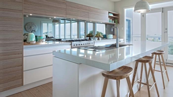 led aydınlatmalı beyaz ve ahşap mutfak dekoru, aynalı mutfak sıçrama modeli, adalı mutfak örneği