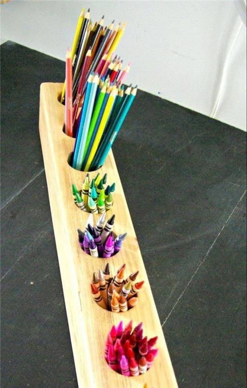 pieštuko laikiklis-laikymas-ilgas medžio gabalas su skirtingais skyriais skirtingoms spalvoms-idėja-kaip padaryti pieštuko laikiklį